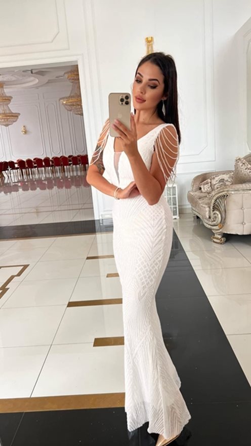 Sukienka długa cekiny wycięcie i korale biała