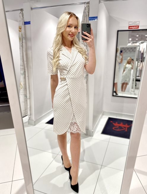 Sukienka krótka wzory łańcuszek biała