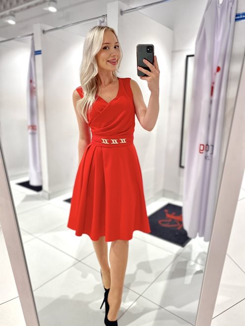 Sukienka krótka zakładki i pasek czerwona