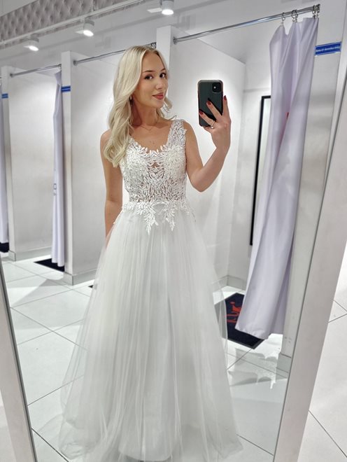 Sukienka długa tiulowa pióra biały