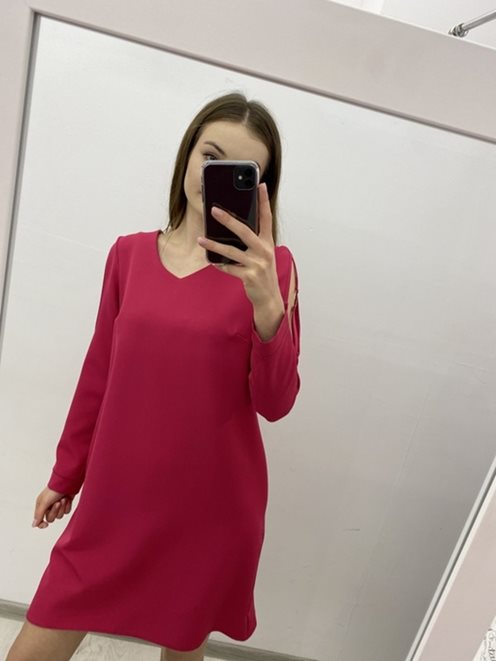 Prosta sukienka odkryte ramiona ozdoby fuksja