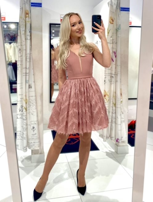 Sukienka krótka z ozdobnymi aplikacjami róż