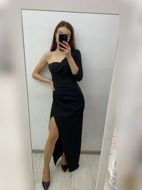 Sukienka długa dopasowana na jedno ramię czarna