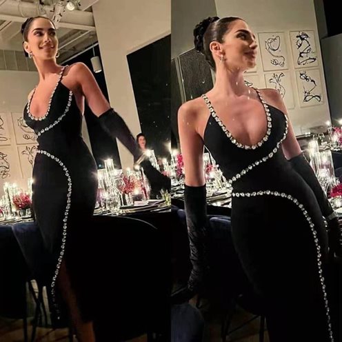 Sukienka midi o dopasowanym kroju i zdobieniach