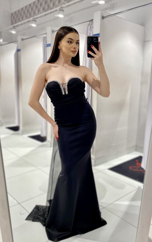 Sukienka długa kamienie dekolt kokarda czerń