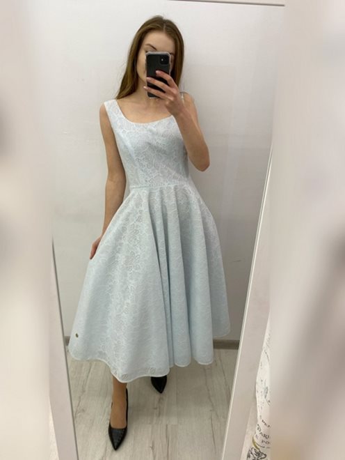 Sukienka za kolano cała w koronkę błękit