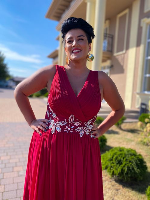 Sukienka długa z ozdobą na dekolcie bordo