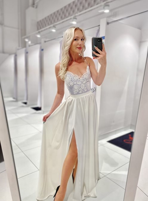 Długa sukienka na cienkich ramiączkach szaro-biała