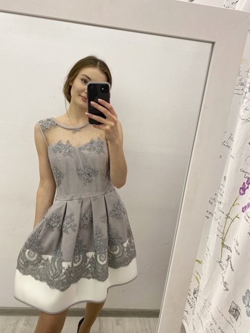 Rozkloszowana sukienka koronki szary