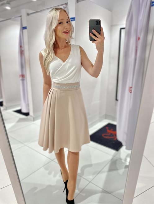 Sukienka krótka prosta za kolanko biel-beż