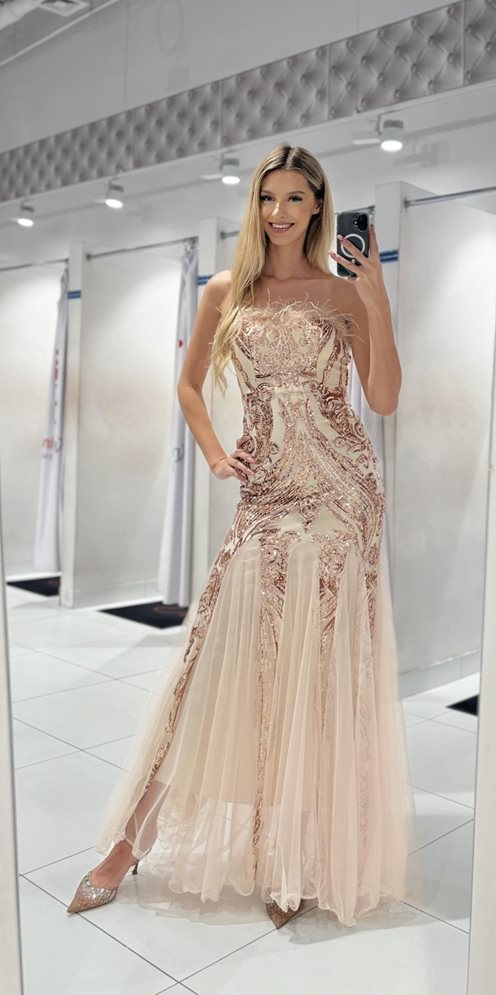 Sukienka cekinowa o kroju rybka dekolt pióra złoto