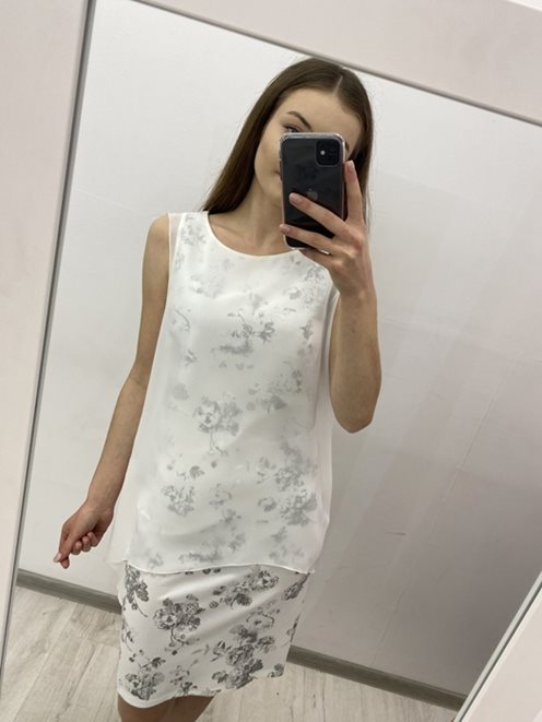 Sukienka z narzutką spinka ecru szary