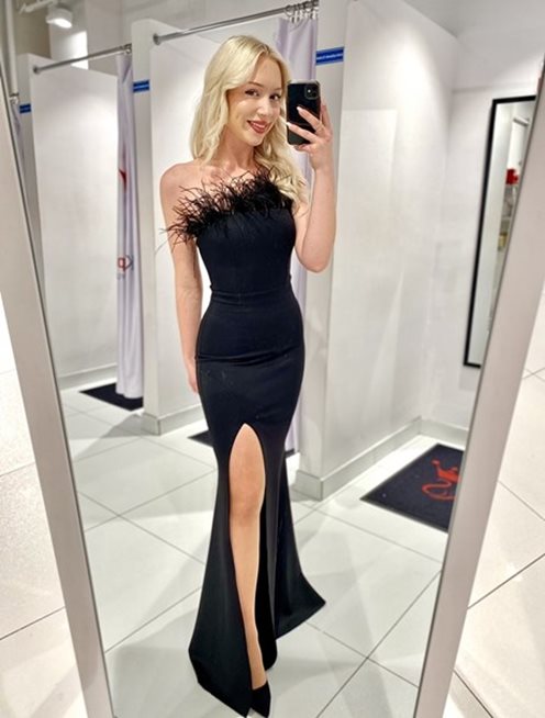 Sukienka długa dopasowana ozdobne pióra czerń