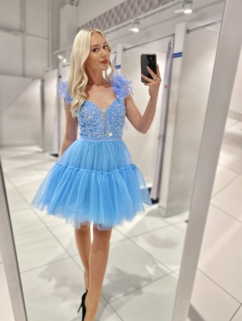 Sukienka krótka cekiny pióra falbany błękit