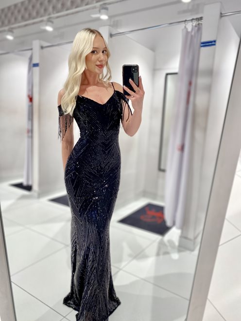 sukienka długa cekinowa opadające ramiona czarna