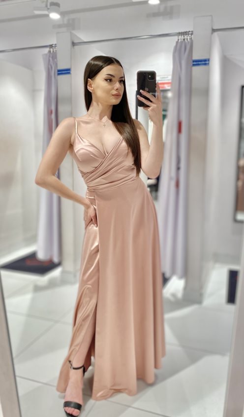 Sukienka długa satynowa rozkloszowana różowe złoto