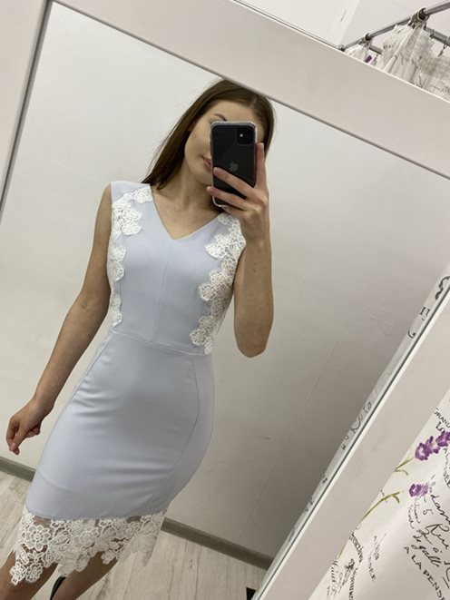 Krótka dopasowana sukienka z koronką szary biały