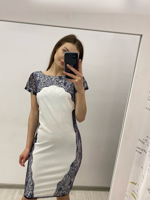 Sukienka ołówkowa koronka po bokach i rękaw biel/g