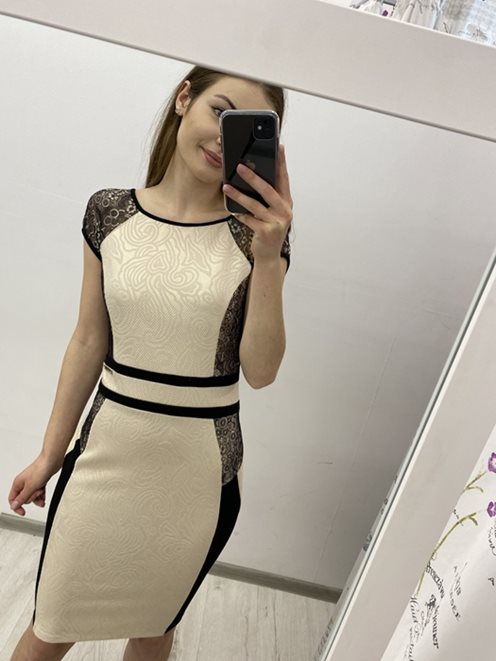 Ołówkowa sukienka przezroczyste ramiona koronka