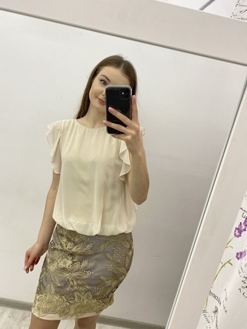 Sukienka z wpuszczaną narzutką i rękawkiem złota