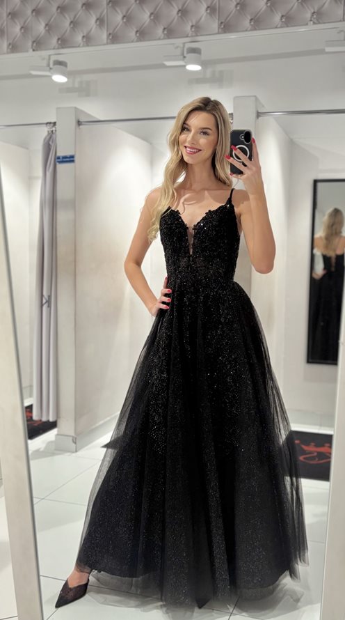 Sukienka długa cała mocno zdobiona czerń