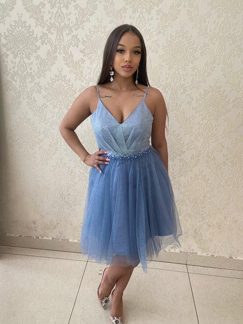 Sukienka krótka na ramiączkach i koraliki błękit