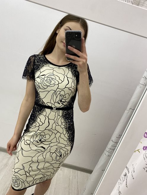 Sukienka ołówkowa koronkowy rękawek ecru