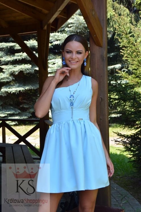 ROZKLOSZOWANA SUKIENKA NA JEDNO RAMIĘ błękit