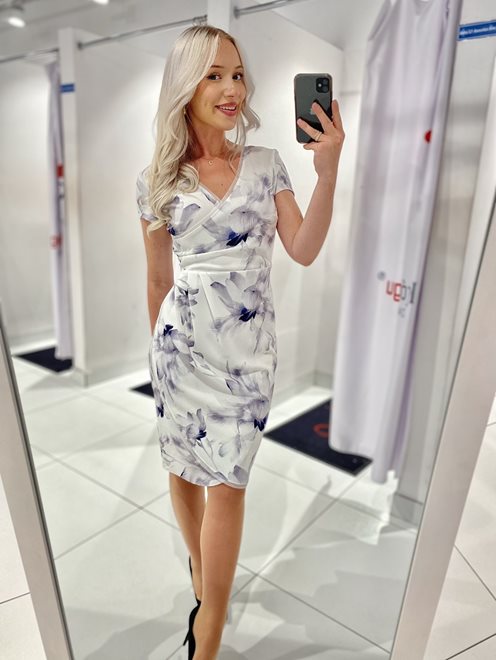 Sukienka krótka z delikatnym rękawkiem szara-biel