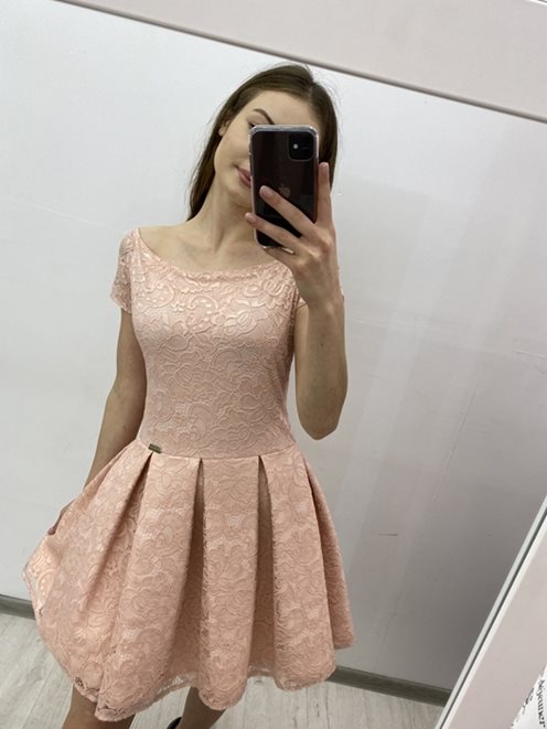 Rozkloszowana sukienka w koronkę krótka róż