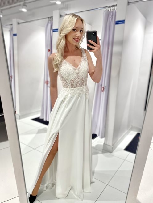 Sukienka ślubna z aplikacjami i szyfonem biel