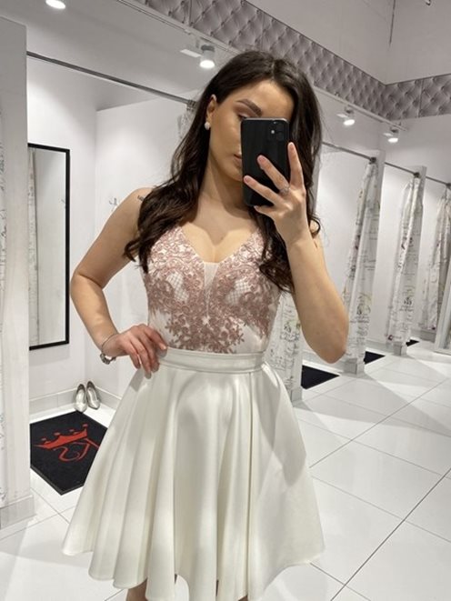 Sukienka krótka dekolt trójkąt i szarfa biały