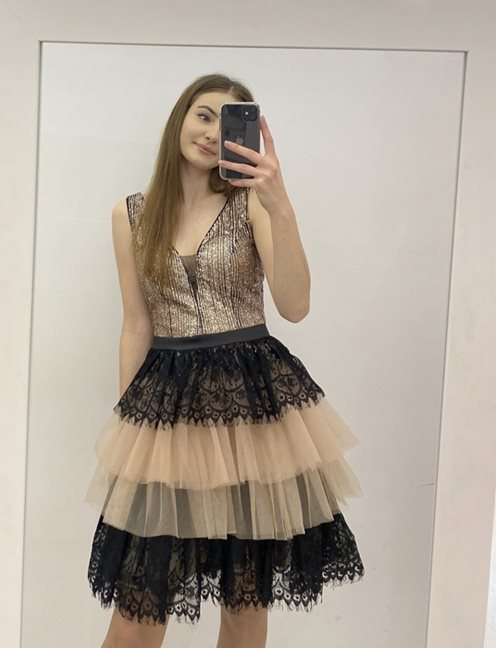 Sukienka krótka ze zdobną górą i tiulem czarna-beż