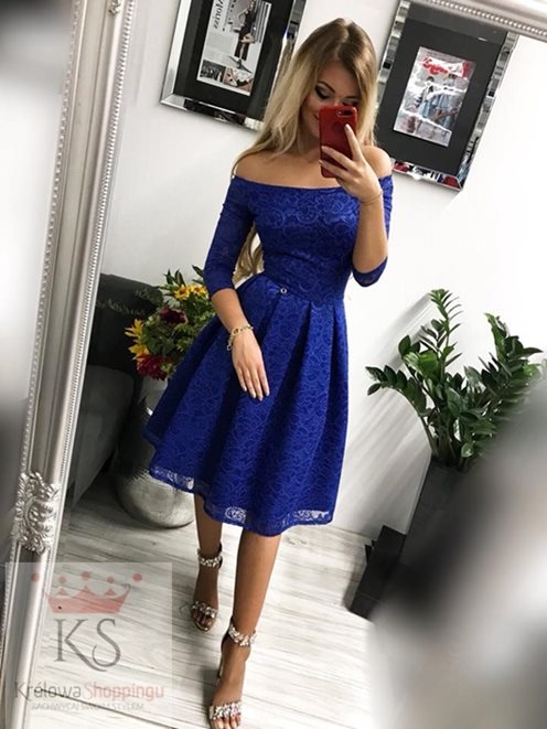 Rozkloszowana sukienka cała w koronkę chaber