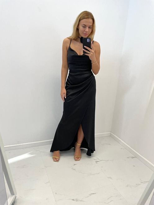 Sukienka długa satynowa marszczenie z boku czerń