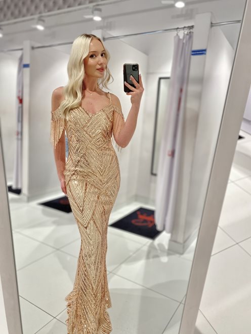 sukienka długa cekinowa opadające ramiona złoto