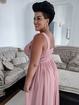 Sukienka długa z ozdobą na dekolcie wrzos