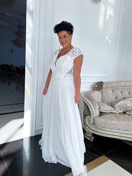 Sukienka długa z rękawkiem zdobienia biel