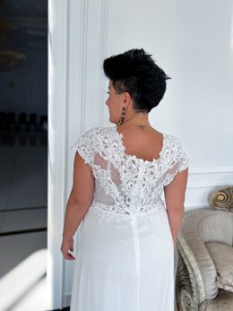 Sukienka długa z rękawkiem zdobienia biel