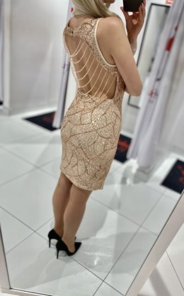 Sukienka krótka cekinowa ozdobne plecy złota