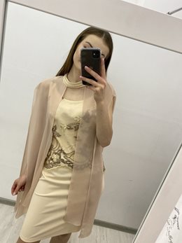 Sukienka dopasowana z narzutkami na zapięcie beż