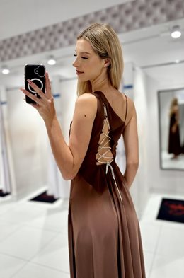 Sukienka długa asymetryczne wiązanie czekolada