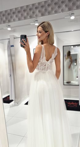 Sukienka długa zdobiona góra wyszycie kwiaty biel