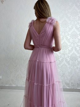 Długa sukienka na ramiona falbany pudrowy róż