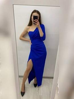 Sukienka długa dopasowana na jedno ramię chaber