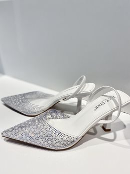 Czółenka cyrkoniowe gumka tył biel