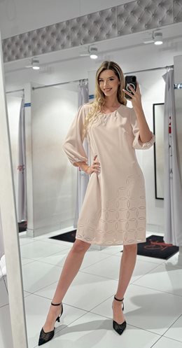 Sukienka krótka prosta delikatnie zdobiona beż