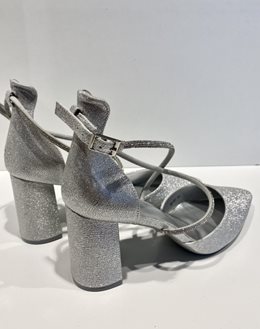 Czółenka na słupku ozdobny pasek srebro