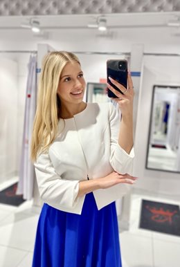 Żakiet elegancki zapinany na haftkę biel