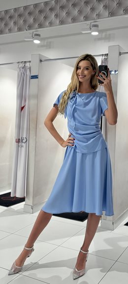 Sukienka krótka talia marszczenie różyczka błękit